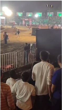 VIDEO: बाइक रेसिंग शो में जमकर फायटिंग भी, एक के सिर पर चोट आई 