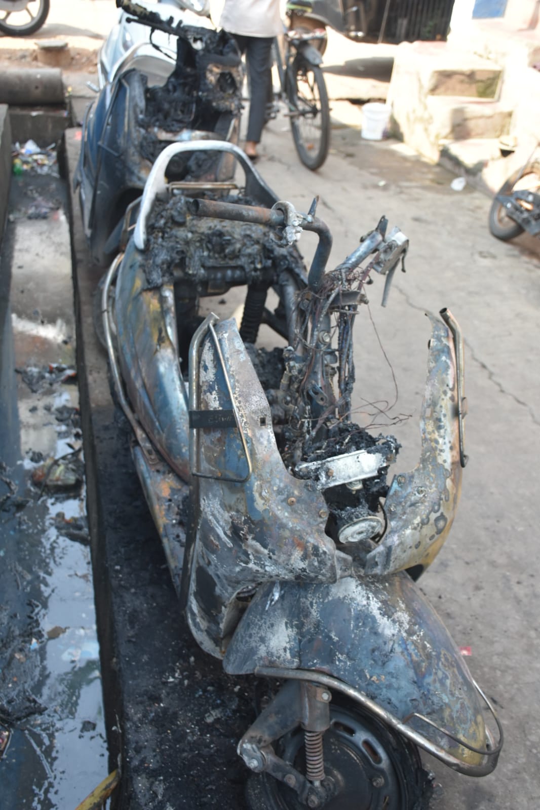 मकान,ऑटो, ई रिक्शा बाइक में आग नाबालिग ने लगाई, पकड़ा गया 