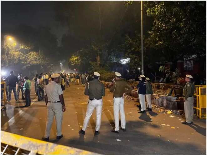 लाल किले के पास खड़ी कार में विस्फोट; आठ लोगों की मौत, 24 अन्य घायल