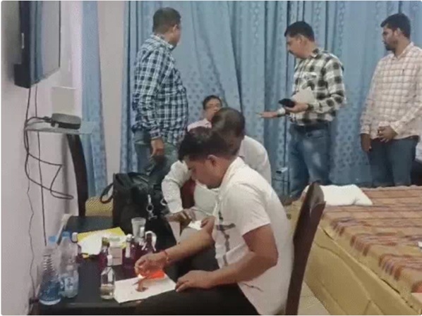 नामांतरण के लिए 50 हजार की घूस ली, नायब तहसीलदार रंगे हाथों गिरफ्तार