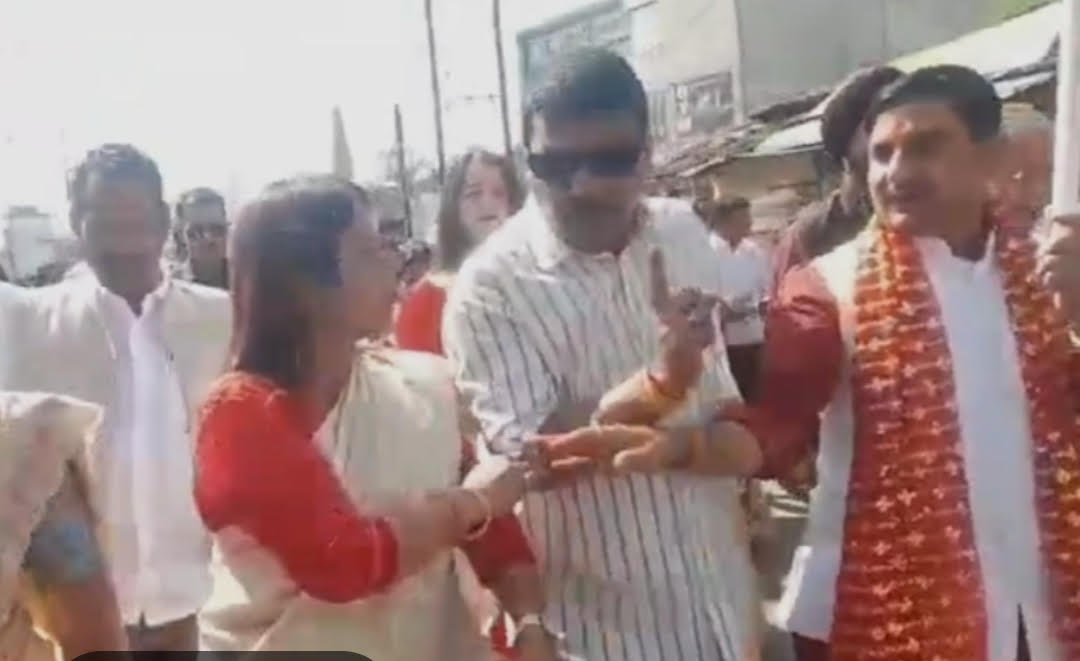  भाजपा के यूनिटी मार्च में भिड़े विधायक और प्रदेश मंत्री, केंद्रीय मंत्री के सामने हुई नोकझोंक