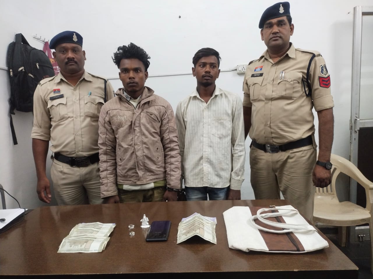 ओशो भवन में चोरी करने वाले दो युवक गिरफ्तार, पर्स जब्त 