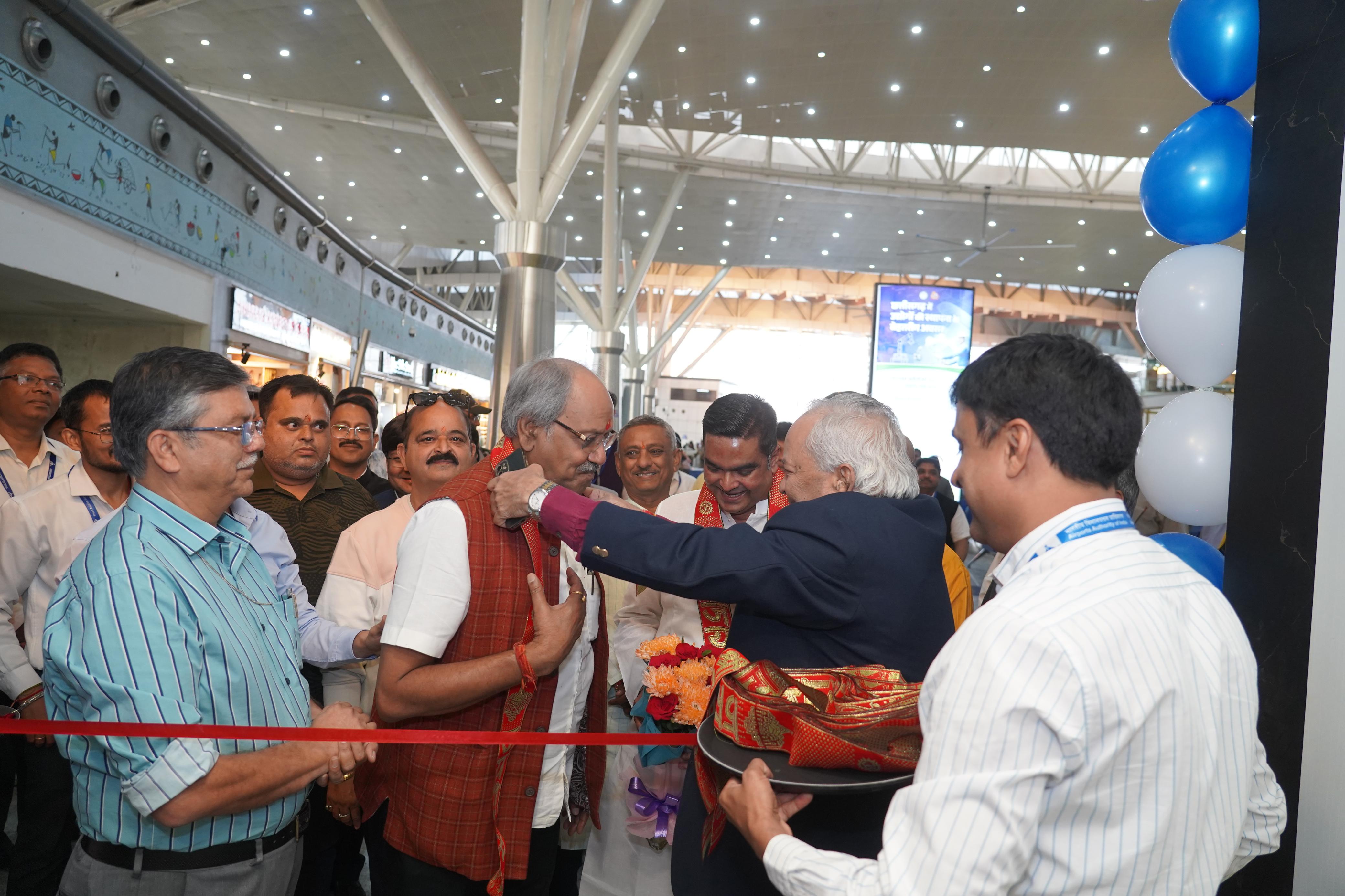 रायपुर एयरपोर्ट पर सांसद बृजमोहन ने किया आधुनिक लाउंज शुरू