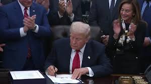 अमेरिका के इतिहास का सबसे लंबा शटडाउन ख़त्म, ट्रंप ने बिल पर किया साइन