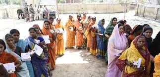 बिहार के सात जिलों में महिलाओं ने मतदान में पुरुषों को पीछे छोड़ा, पटना अपवाद