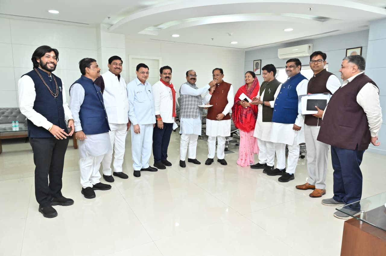 कैबिनेट से पहले बंटी मिठाई