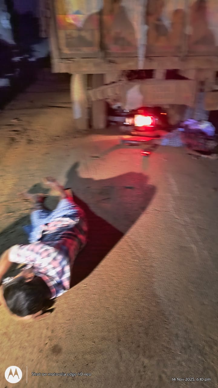 ट्रक की चपेट में बाइक सवार दो युवकों की मौत, एक घायल