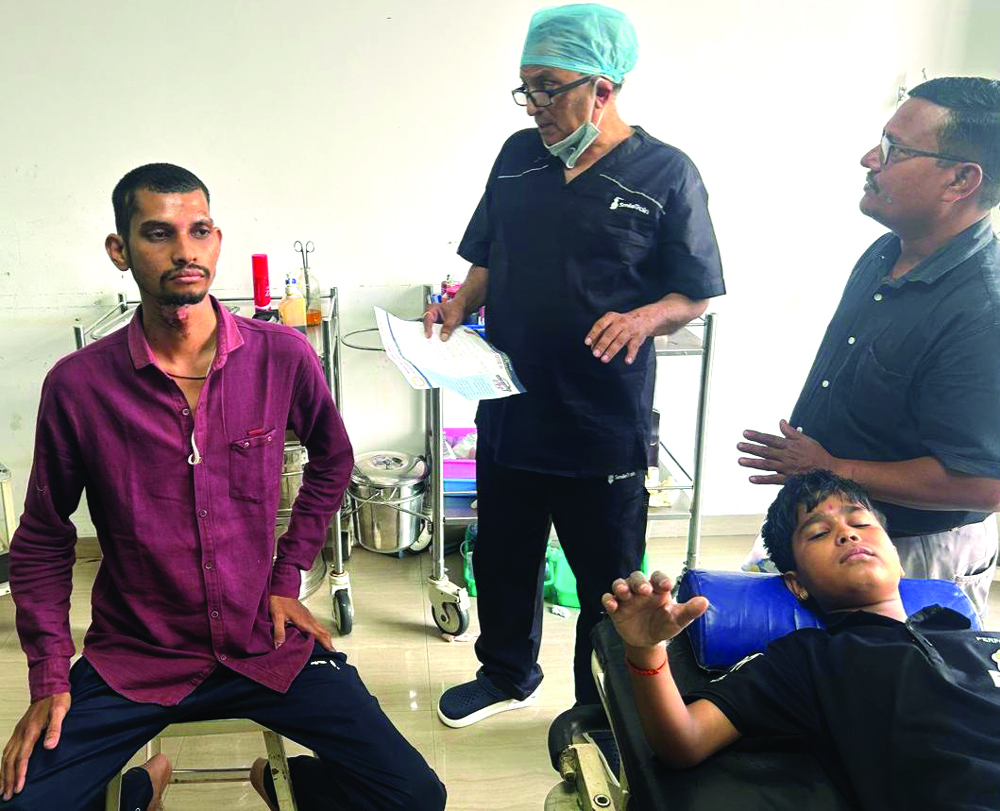 पटाखों से झुलसे सौ लोगों का डॉ. कालडा ने किया नि:शुल्क उपचार