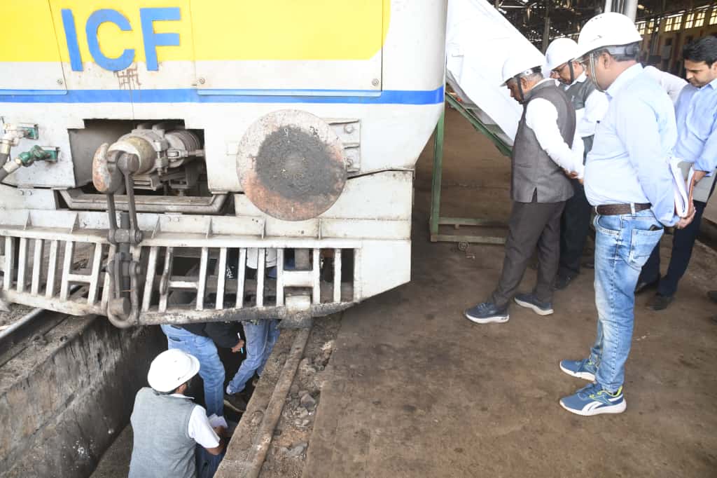 रेलवे जीएम ने मेमू कार शेड भिलाई के निरीक्षण में क‌ई तकनीकी जांच किया 