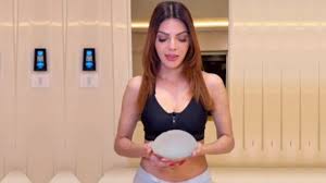 शर्लिन चोपड़ा ने कहा- मैंने ब्रेस्ट इम्प्लांट हटा दिए, जानिए ये कैसे होता है और कितना सुरक्षित