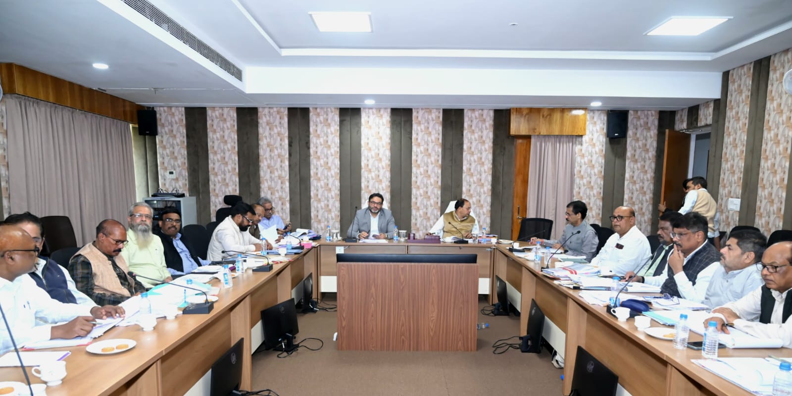 समय-सीमा में काम नहीं करने वाले ठेकेदारों को डिग्रेड व टर्मिनेट किया जाएगा