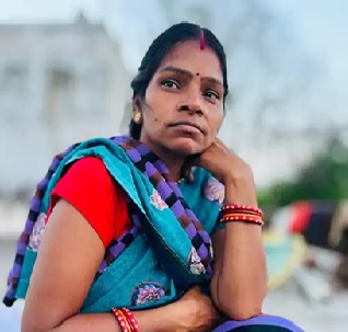 महिला को कार से टक्कर मार कर भागा टीआई, रेलवे क्रांसिंग तक पीछा कर लोगों ने पकड़ा