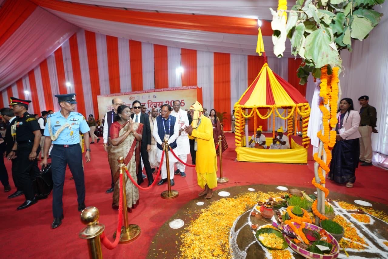 राष्ट्रपति ने मुख्यमंत्री जनजातीय ग्राम अखरा विकास योजना का शुभारंभ किया