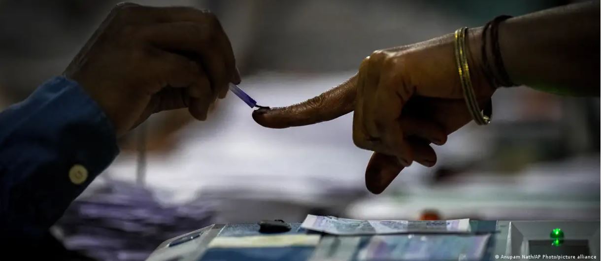 असम में मतदाता सूची का 'गहन' नहीं 'विशेष पुनरीक्षण' क्यों?