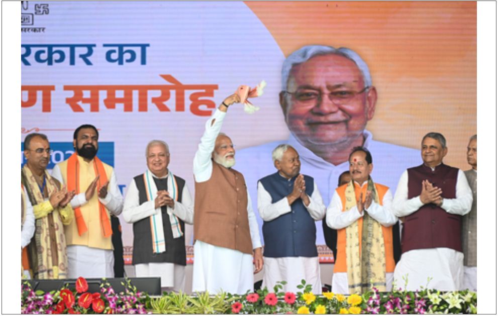 शपथ ग्रहण समारोह में मोदी का ‘गमछा’ लहराना बना आकर्षण