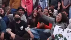 दिल्ली: वायु प्रदूषण के ख़िलाफ़ छात्रों का प्रदर्शन, पुलिस का दावा- प्रदर्शनकारियों ने पेपर स्प्रे किया इस्तेमाल