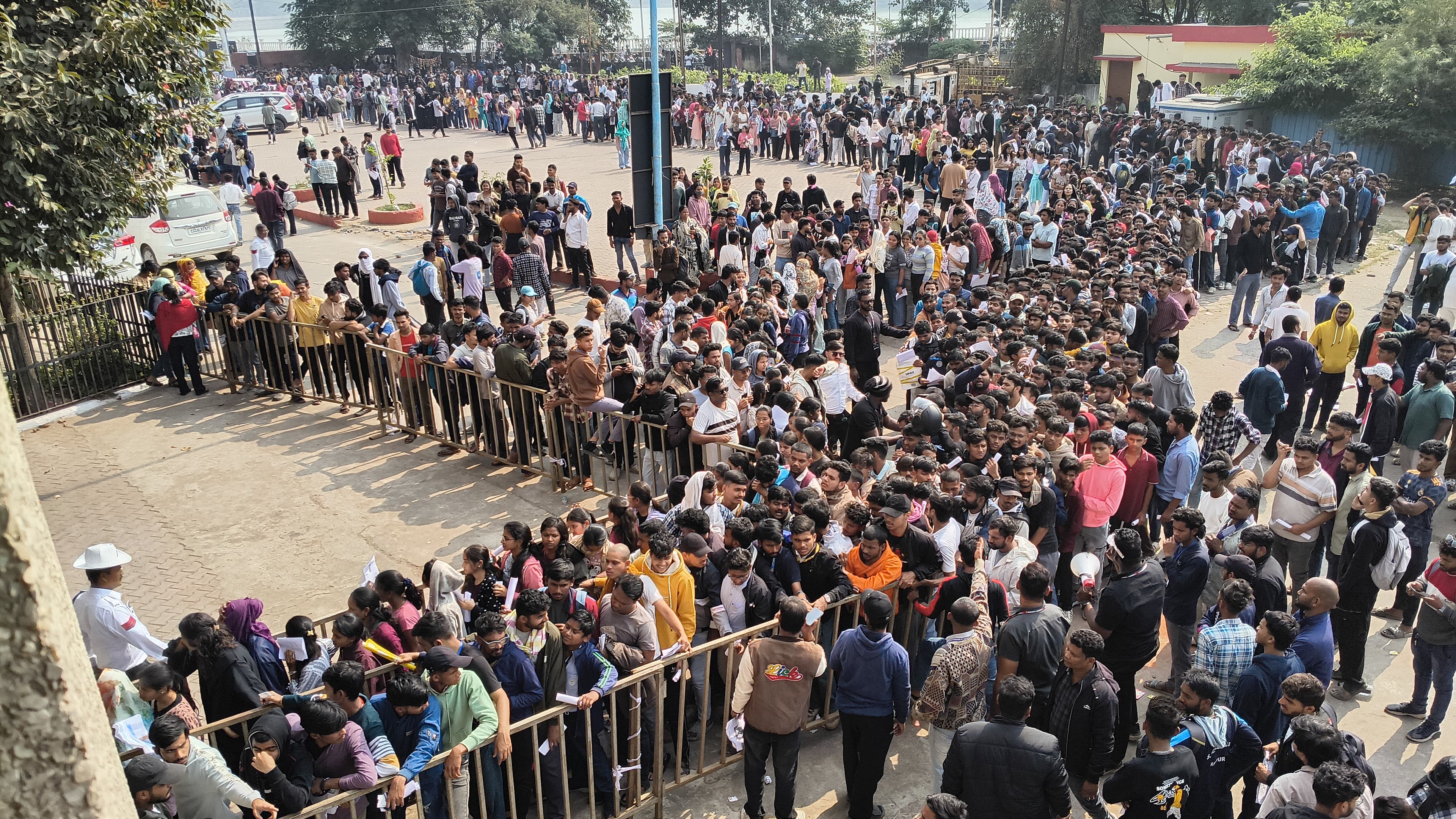 स्टूडेंट कंसेंशन टिकिटों के लिए सुबह 4 बजे से हजारों की भीड़ 