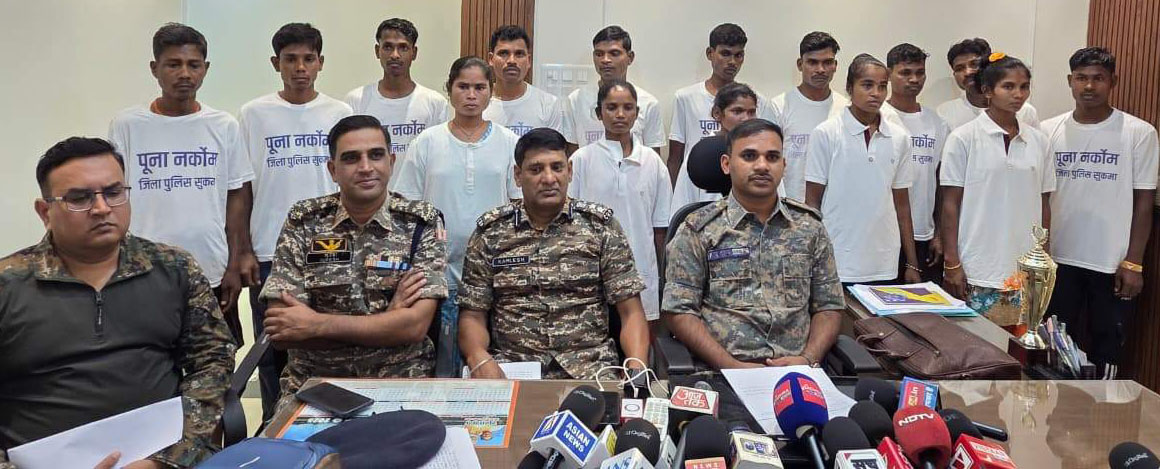 48 लाख के इनामी 15 नक्सलियों का समर्पण