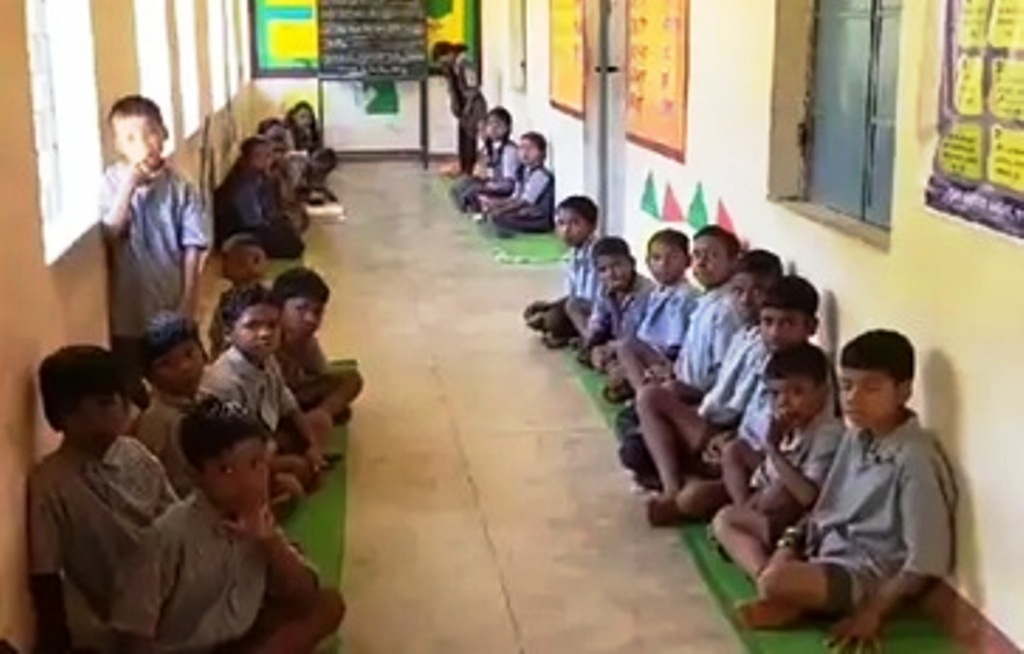 एनएच विस्तार में स्कूल ढहा, अब बच्चों की पढ़ाई बरामदे में