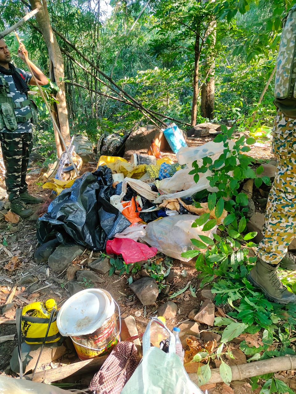 बोरतलाव के जंगल में नक्सलियों की तलाश में तीन दिन चले ऑपरेशन में मिले नक्सल सामान