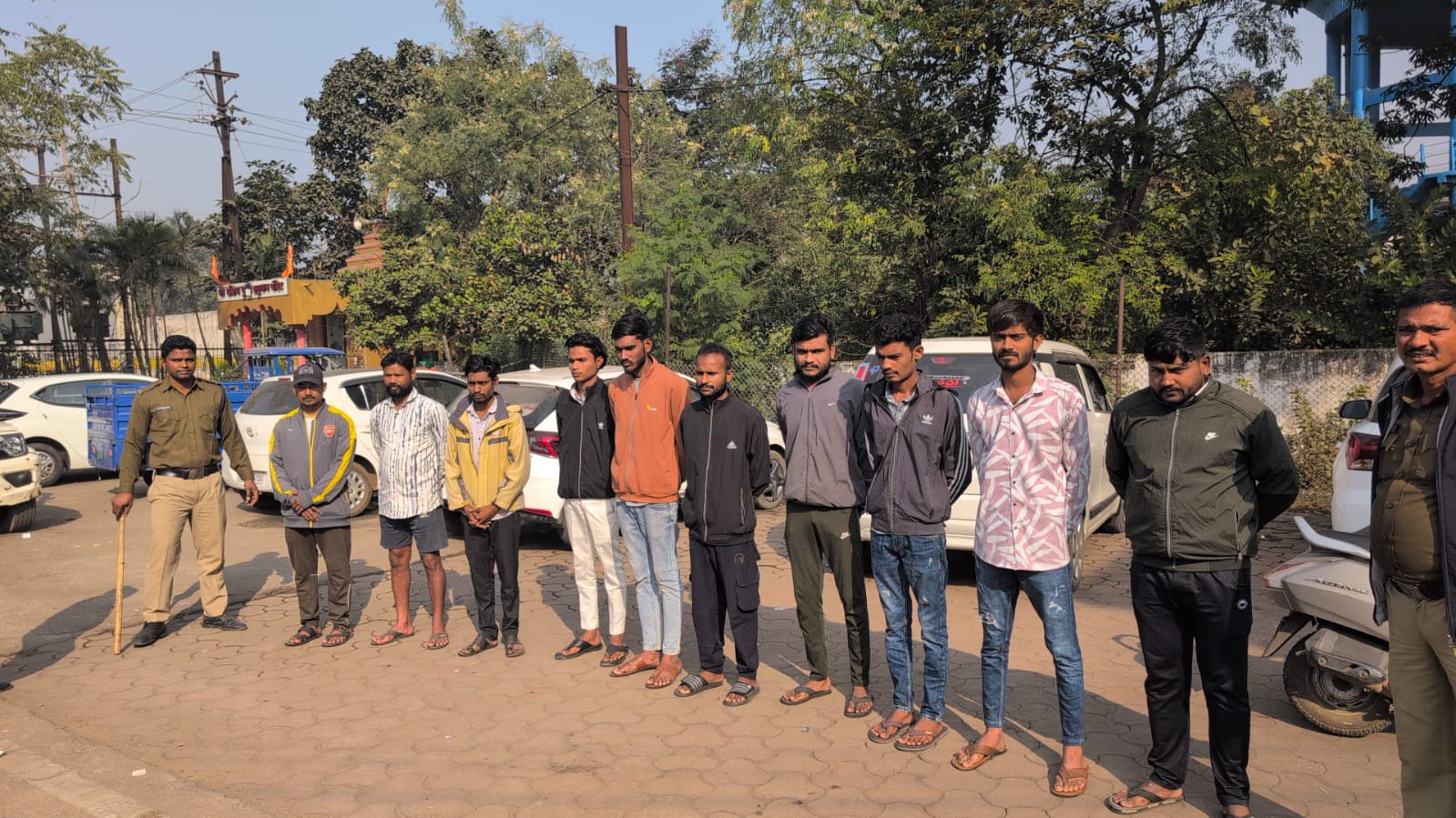 300 चाकूबाजों की परेड निकाली पुलिस ने 