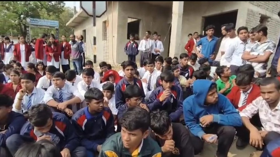 नवोदय विद्यालय में छात्र की मौत पर हंगामा