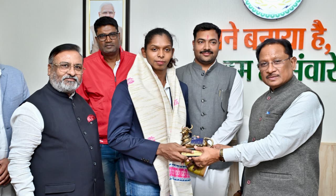 मुख्यमंत्री साय से मिलीं महिला कबड्डी विश्व कप की स्टार खिलाड़ी संजू देवी