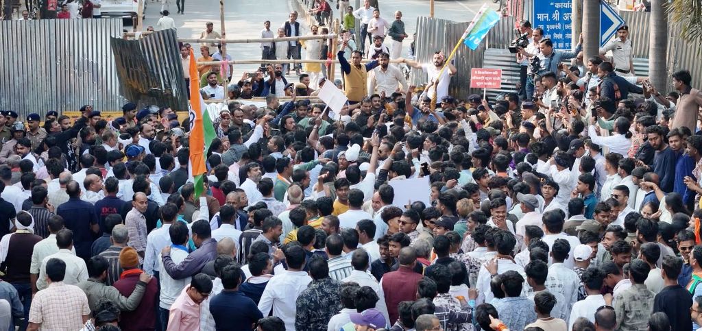 बिजली बिल, रजिस्ट्री शुल्क, जर्जर सड़कों को लेकर बड़ा प्रदर्शन