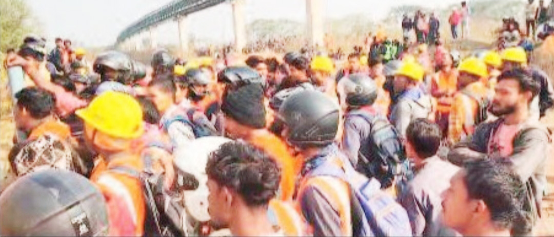 गार्ड को नौकरी से निकाला, बेटे ने मजदूर को किया जख्मी