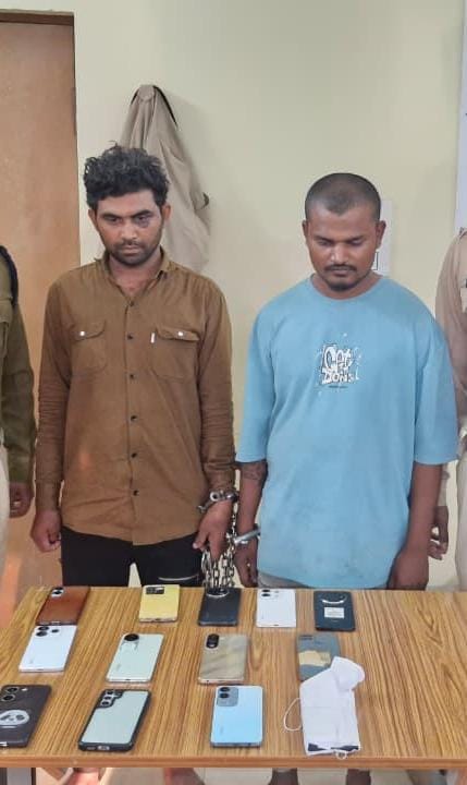 कबीर नगर में झपटा मार मोबाइल चुराने वाले खमतराई के दो चोर गिरफ्तार 