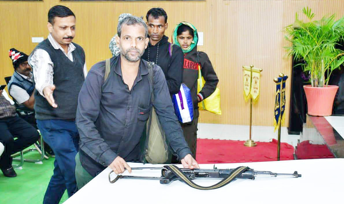 एमएमसी जोन के एसजेडसी मेम्बर विकास का 11 नक्सलियों संग महाराष्ट्र में समर्पण