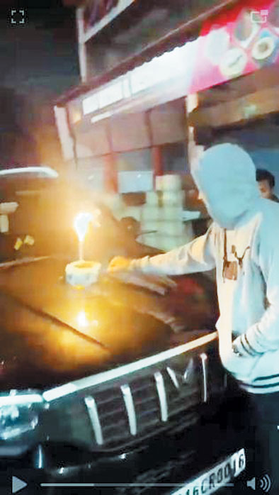 देखें VIDEO: फिर कार की बोनट पर कटा केक, बीएमओ ने मनाया जन्मदिन?