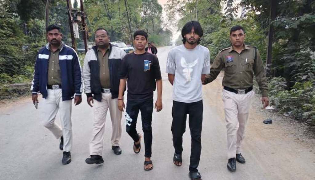 खुली जीप में ओवरब्रिज पर स्टंट, दो हिरासत में