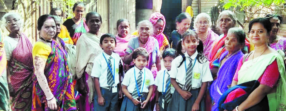 छत्रपति शिवाजी किड्स स्कूल से गरम कपड़े पा खिले वृद्धों के चेहरे