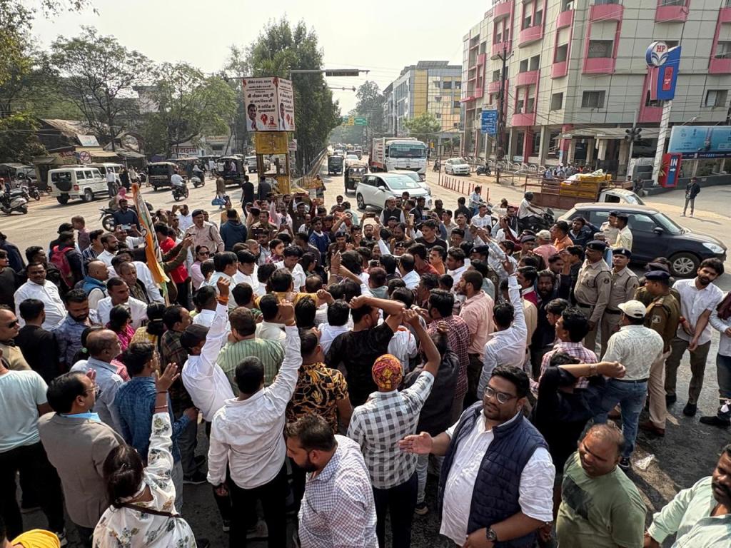 रजिस्ट्री की नई गाइडलाइन के विरोध में कांग्रेस का प्रदर्शन