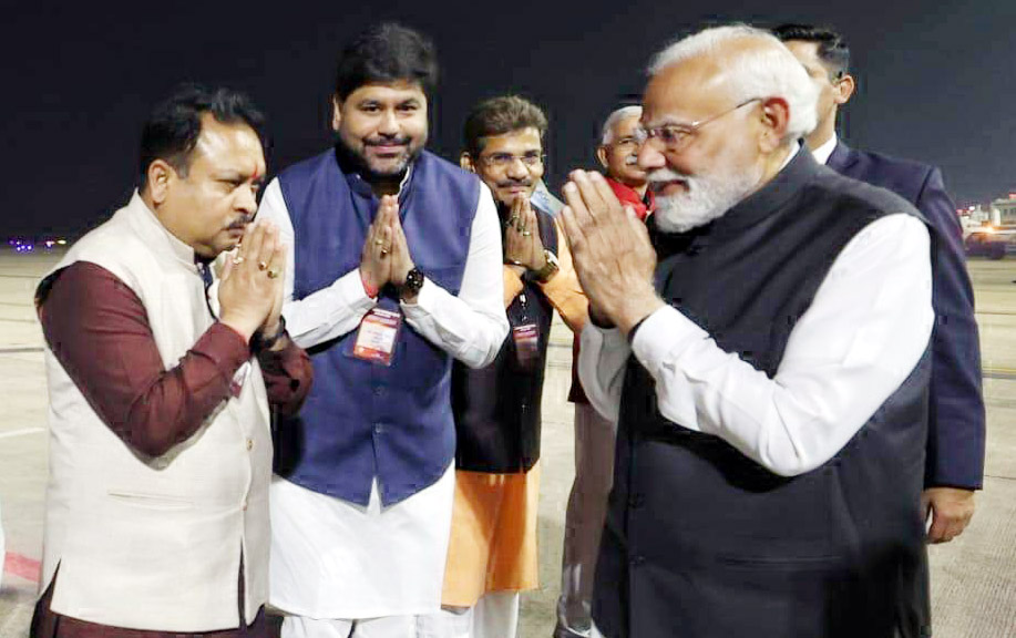 एयरपोर्ट पर पीएम से मिले भाजपा नेता