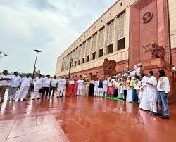 विपक्षी सांसदों ने एसआईआर के खिलाफ संसद परिसर में प्रदर्शन किया