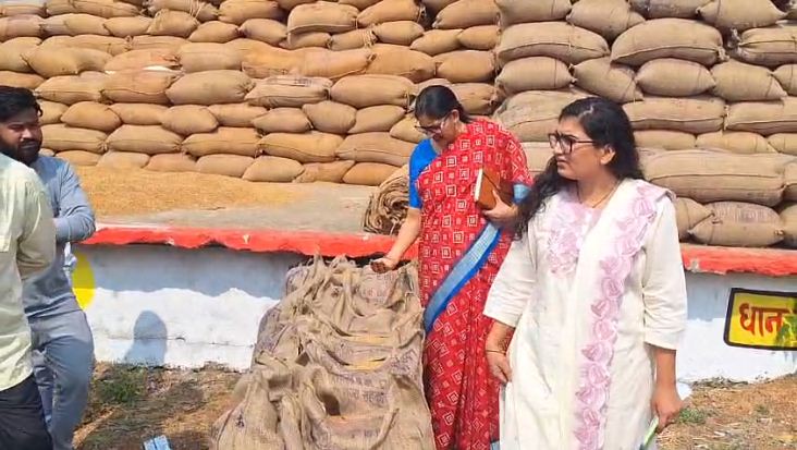 कंगाले ने मंदिर हसौद में धान खरीदी व्यवस्था का जायजा लिया 