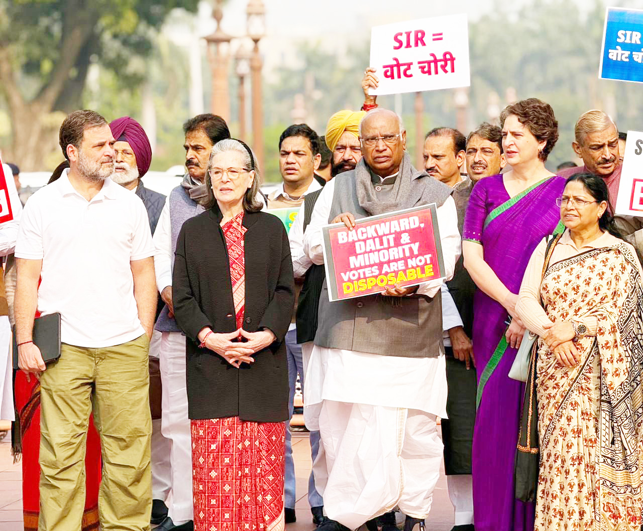 विपक्ष ने एसआईआर के खिलाफ संसद परिसर में प्रदर्शन किया