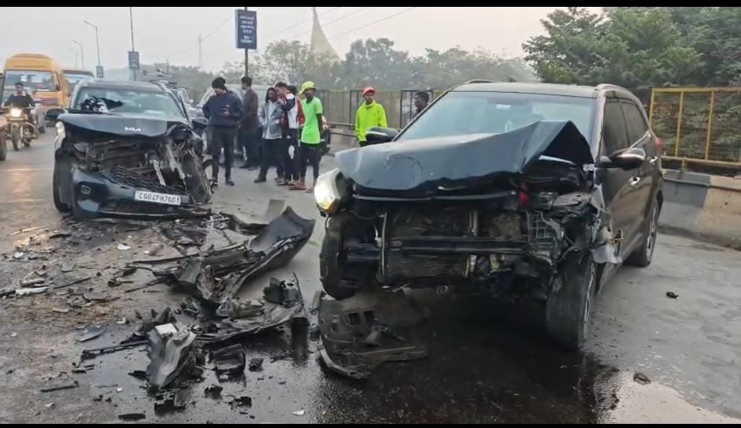 मोवा ओवर ब्रिज पर दो कारें भिड़ीं 