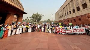 विपक्षी सांसदों ने श्रम संहिताओं के खिलाफ संसद परिसर में प्रदर्शन किया