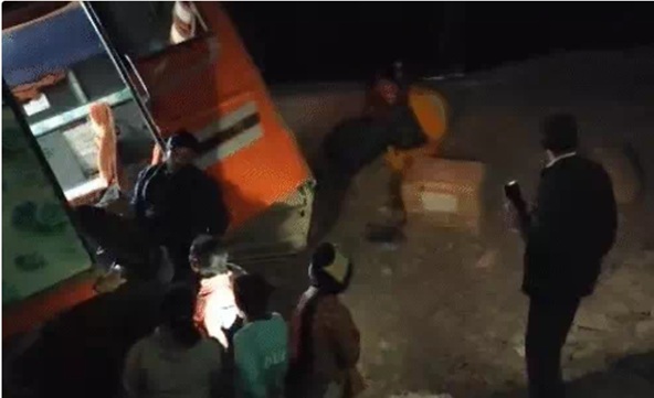 पेड़ ने बचाई 40 फीट खाई में गिरती बस को, एक युवक की मौत, 3 घायल