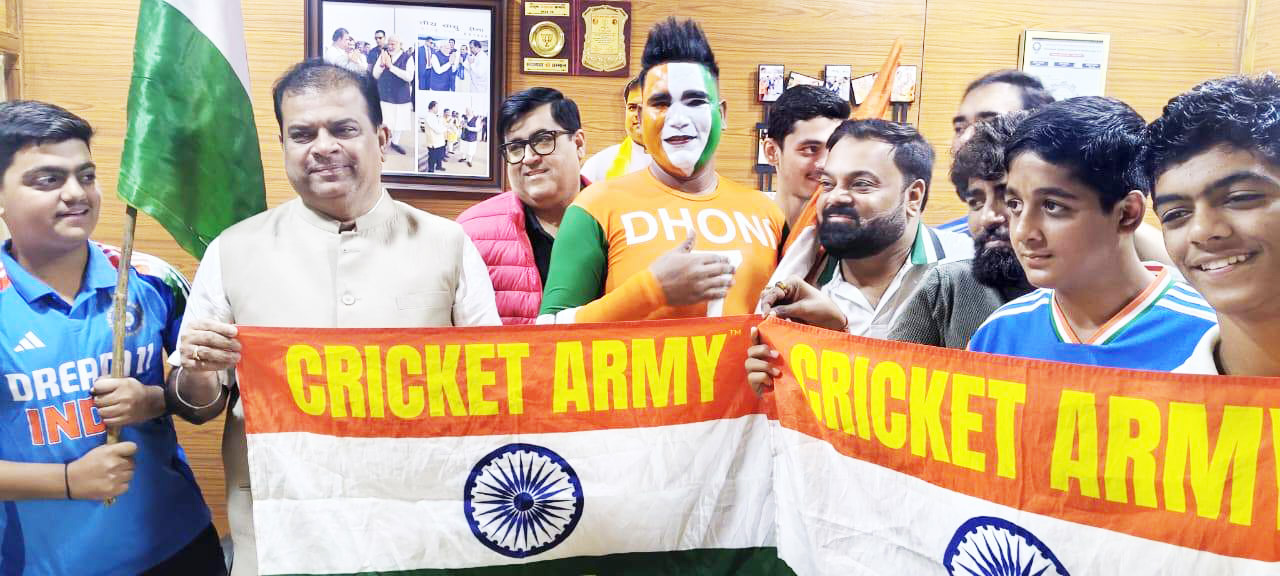 धोनी के फैन ‘रामबाबू’ टीम इंडिया का मनोबल बढ़ाने हर जगह रहते...