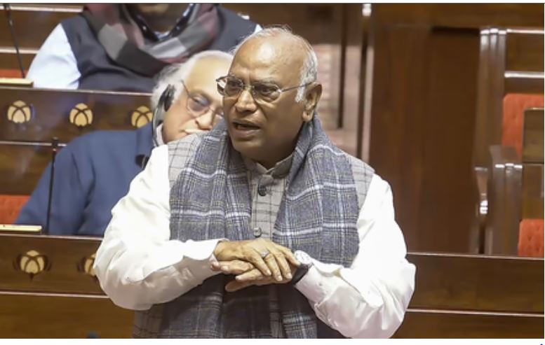 नियम 267 पर टकराव: खड़गे बोले यह नियम जरूरी, सरकार ने कहा, “किसी बहस से नहीं भाग रहे” 