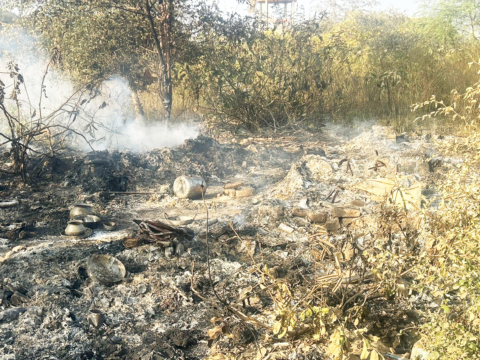 सडक़ किनारे झोपड़ी में लगी आग, महिला की मौत, जांच