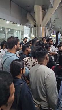 एयरपोर्ट पर यात्री, परिजनों का हंगामा 