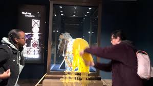 टावर ऑफ़ लंदन में स्टेट क्राउन वाले डिस्प्ले केस पर प्रदर्शनकारियों ने फेंका कस्टर्ड