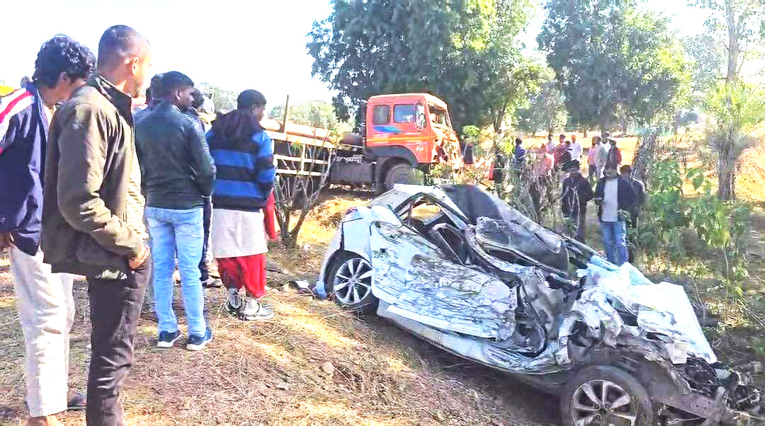 खड़े ट्रेलर से टकराई कार, 5 दोस्तों की मौत