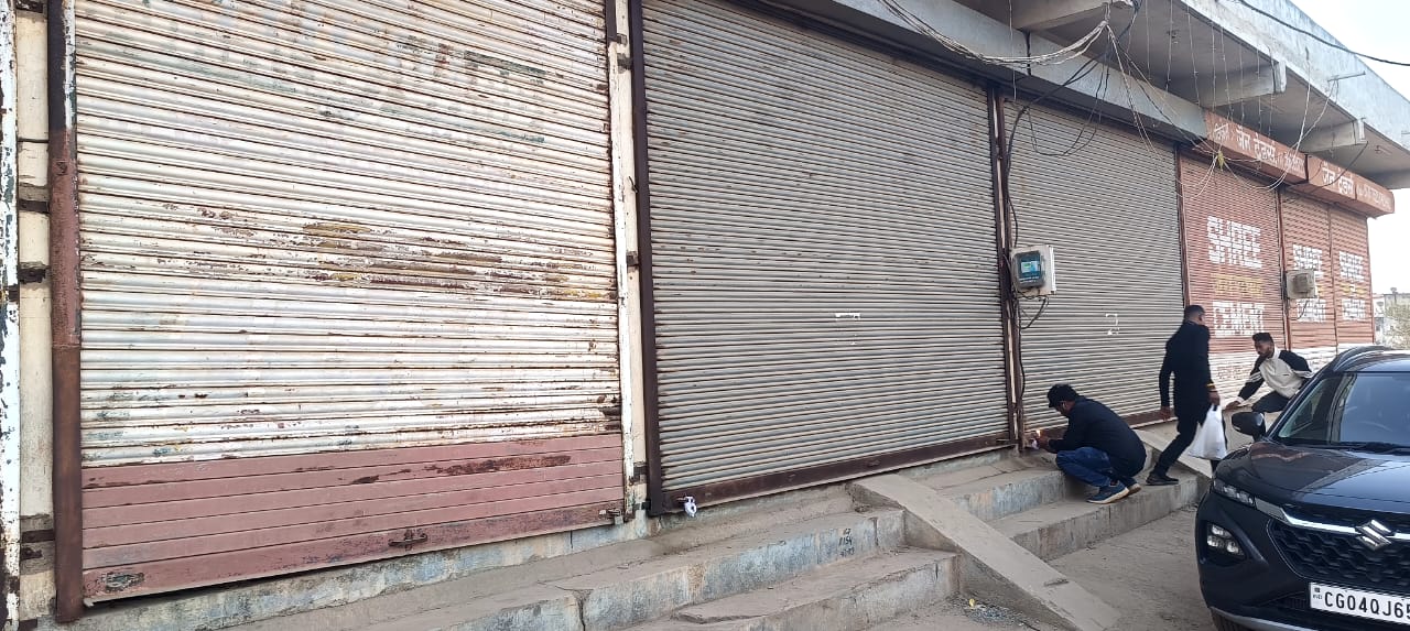 निगम की सील लगते ही 4 ने टैक्स जमा किया, 5 के परिसर सील