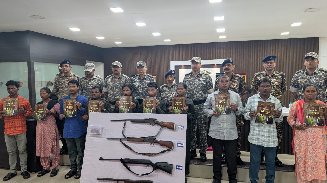 गढ़चिरौली में 82 लाख ईनामी 11 सीनियर नक्सलियों ने डाले हथियार